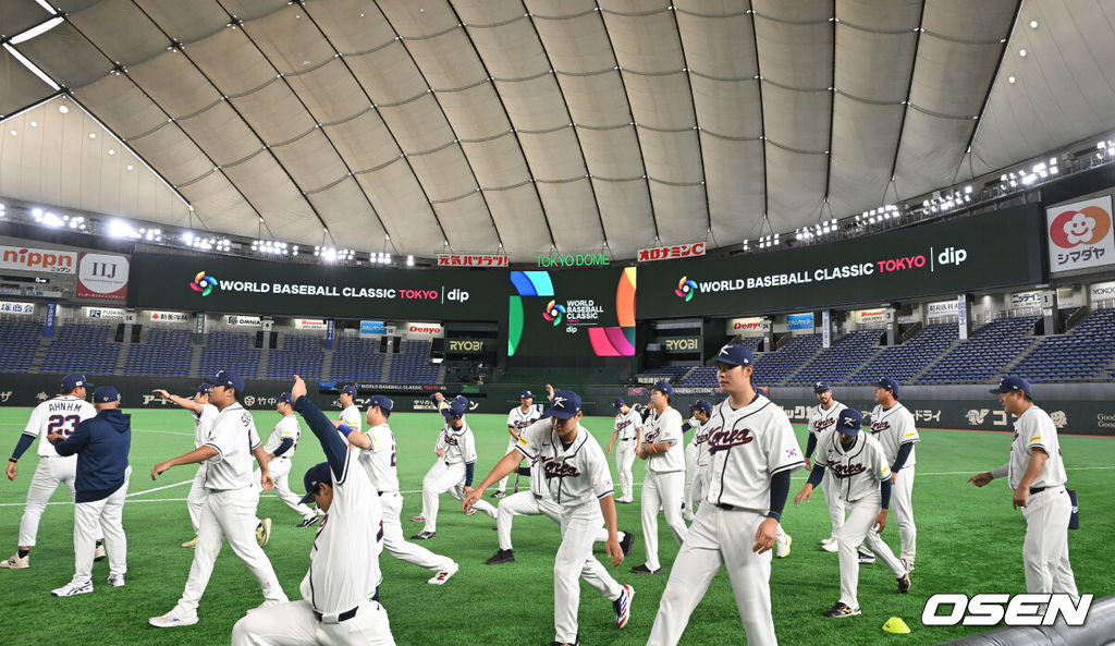 34일 일본 도쿄 도쿄돔에서 월드베이스볼클래식(WBC)대회를 하루 앞두고 한국 대표팀이 공식 훈련을 가졌다.우리 대표팀은 5일 일본 도쿄돔에서 체코와 WBC 조별리그 1차전에서 격돌한다.선수들이 훈련전 스트레칭을 하고 있다. 2026.03.04 /spjj@osen.co.kr