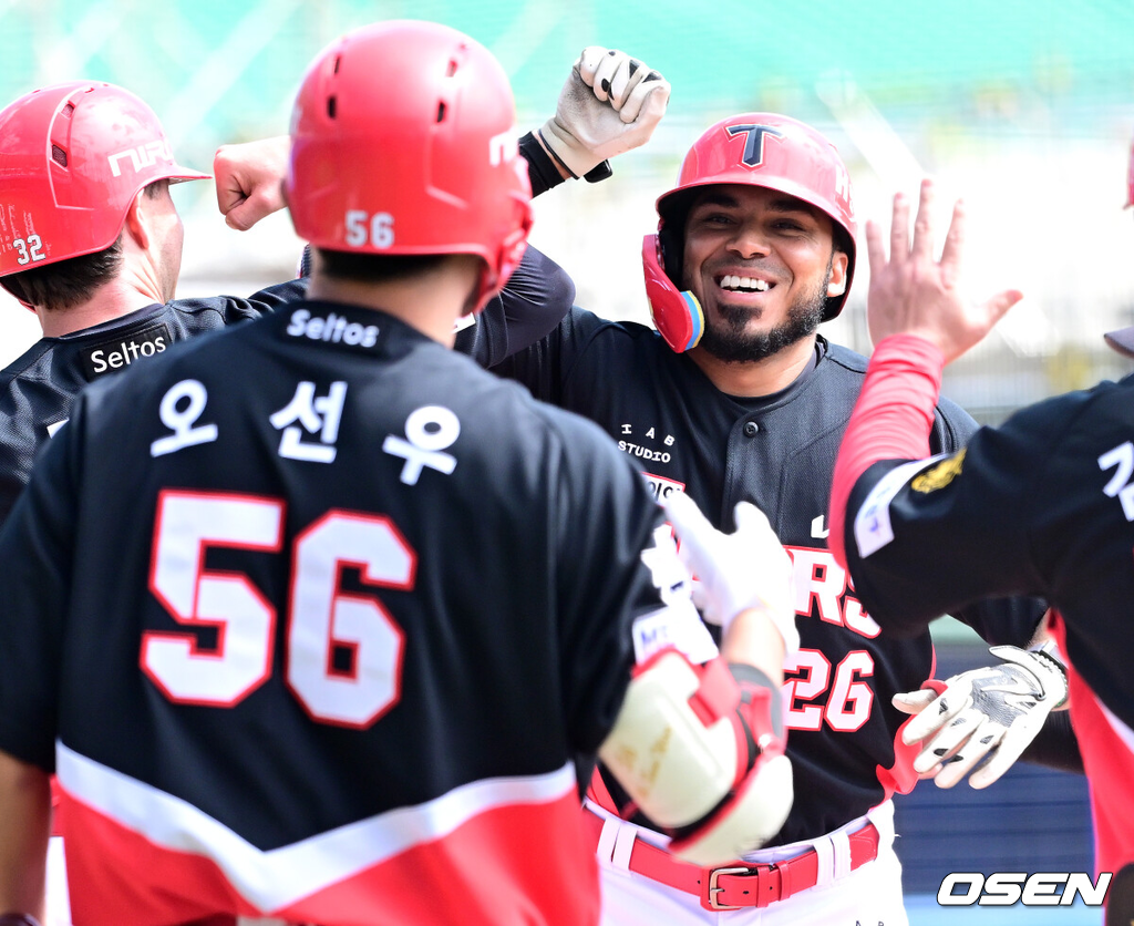 2026 WBC(월드베이스볼클래식)를 준비하는 대한민국 야구 대표팀이 24일 일본 오키나와 가데나 야구장에서 프로야구 KIA 타이거즈와 연습경기를 펼쳤다.야구 대표팀은 오키나와에서 국내 팀들과 6차례 연습경기를 치르며 전력을 끌어올릴 예정이다.1회초 2사 2루 상황 KIA 해럴드 카스트로가 선제 우월 투런포를 날리고 홈을 밟으며 기뻐하고 있다. 2026.02.24 / dreamer@osen.co.kr