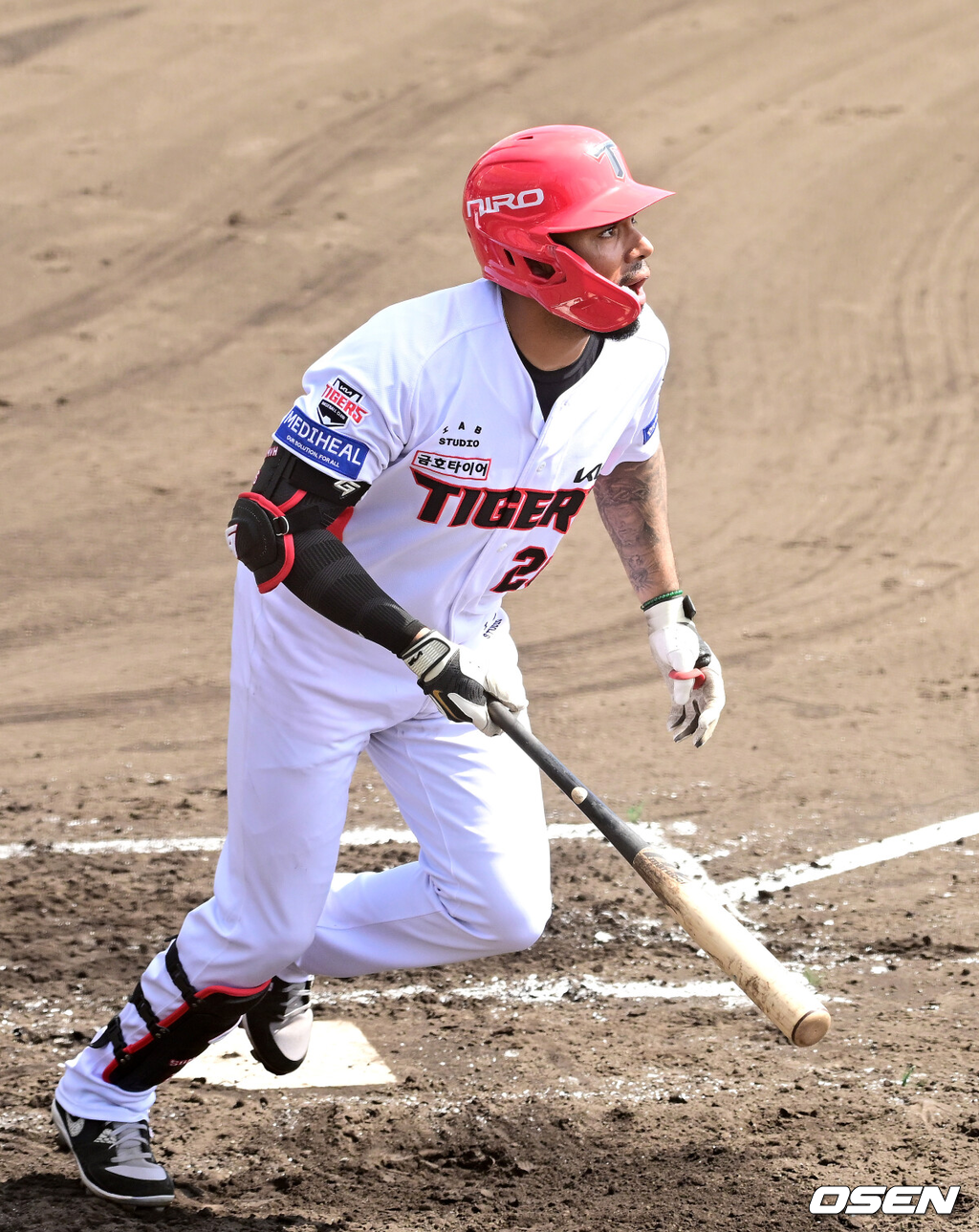 2일 일본 오키나와 킨 베이스볼 스타디움에서 KIA 타이거즈와 삼성 라이온즈의 연습경기가 열렸다.KIA는 양현종, 삼성은 이승현을 선발로 내세웠다.3회말 1사 만루 상황 KIA 해럴드 카스트로가 동점 1타점 희생플라이를 날리고 있다. 2026.03.02 / dreamer@osen.co.kr