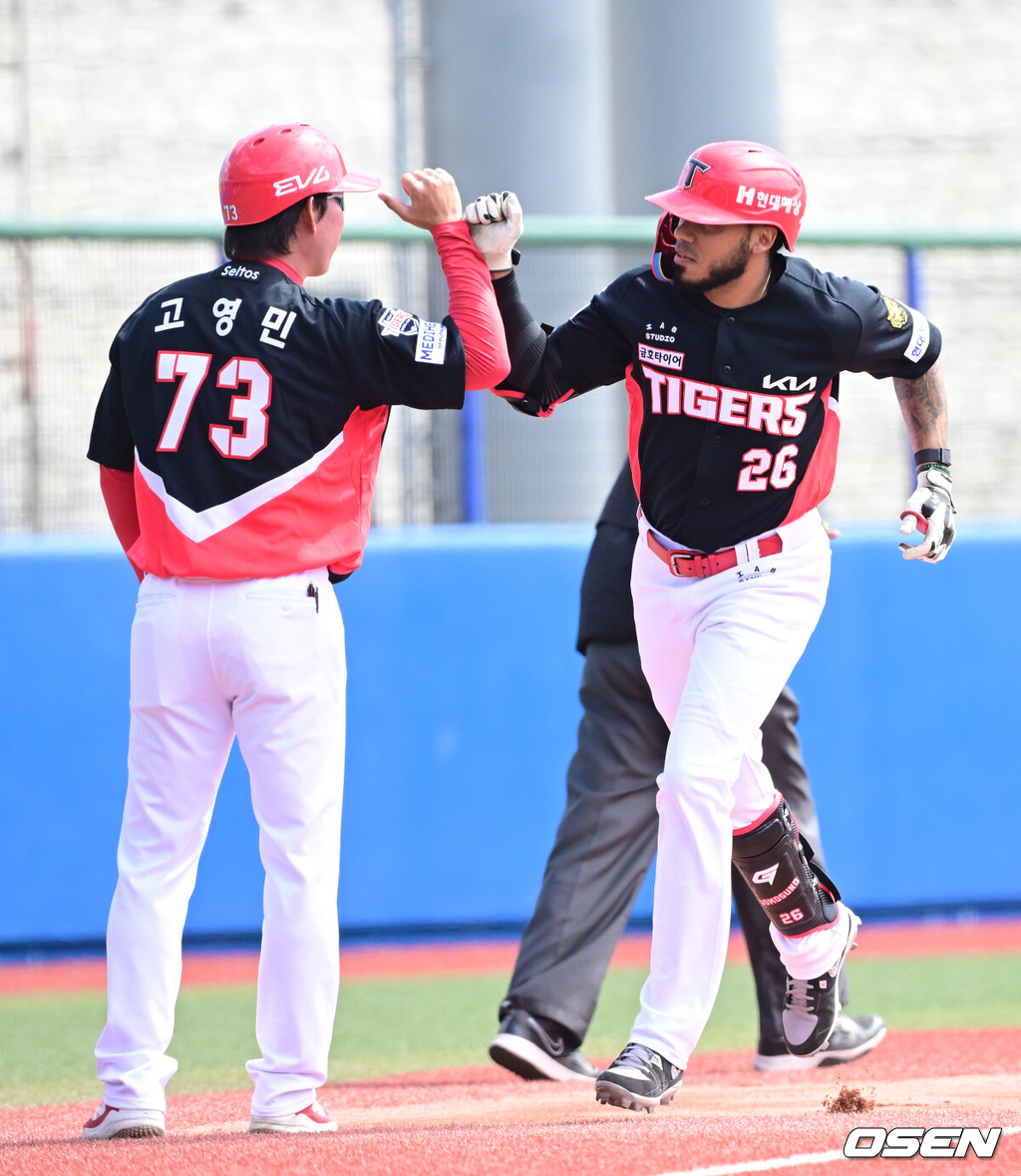 2026 WBC(월드베이스볼클래식)를 준비하는 대한민국 야구 대표팀이 24일 일본 오키나와 가데나 야구장에서 프로야구 KIA 타이거즈와 연습경기를 펼쳤다.야구 대표팀은 오키나와에서 국내 팀들과 6차례 연습경기를 치르며 전력을 끌어올릴 예정이다.1회초 2사 2루 상황 KIA 해럴드 카스트로가 선제 우월 투런포를 날리고 그라운드를 돌며 고영민 코치와 기뻐하고 있다. 2026.02.24 / dreamer@osen.co.kr
