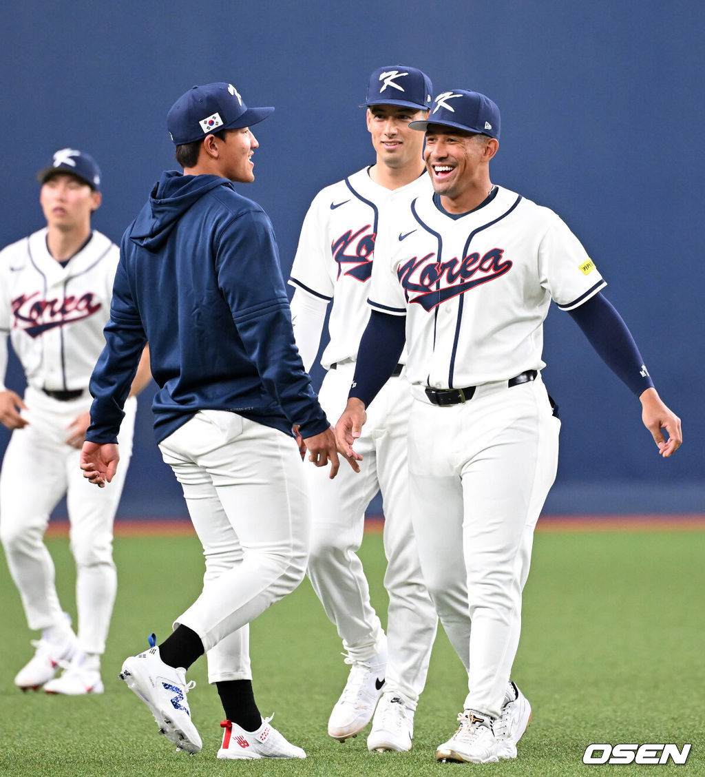 2일 일본 오사카 교세라돔에서 월드베이스볼클래식(WBC) 공식 연습 경기 한국 야구 대표팀과 한신 타이거스의 경기가 열렸다.우리 대표팀은 3일 같은 장소에서 오릭스 버펄로스와 연습 경기 2차전을 치른 뒤 5일 일본 도쿄돔에서 체코와 WBC 조별리그 1차전에서 격돌한다.경기에 앞서 한국 안현민, 셰이 위트컴, 저마이 존스가 이야기를 나누고 있다. 2026.03.02 /spjj@osen.co.kr