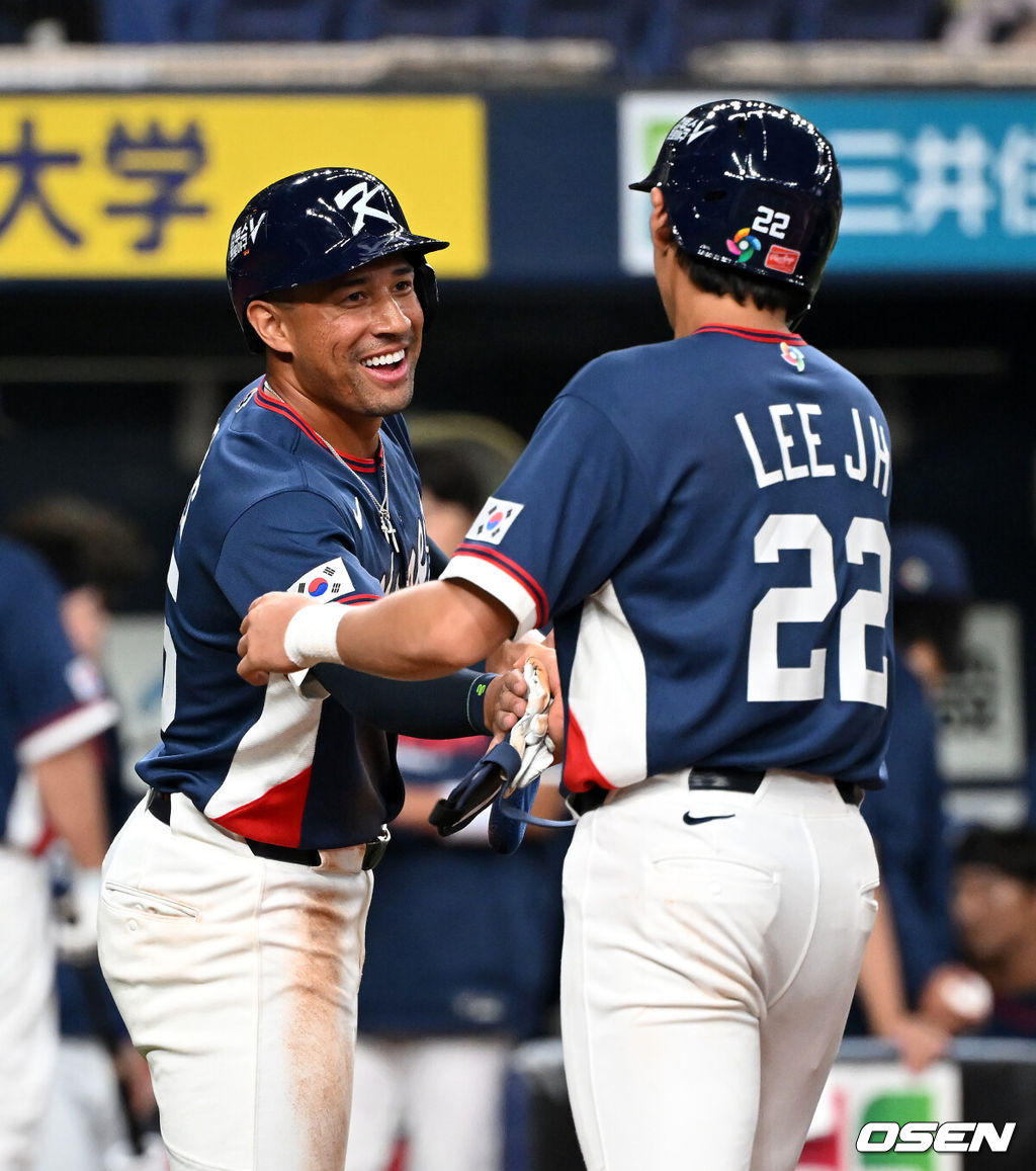 3일 일본 오사카 교세라돔에서 월드베이스볼클래식(WBC) 공식 연습 경기 한국 야구 대표팀과 오릭스 버팔로스의 경기가 열렸다.우리 대표팀은 연습 경기 2차전을 치른 뒤 5일 일본 도쿄돔에서 체코와 WBC 조별리그 1차전에서 격돌한다.4회초 공격을 마친 한국 저마이 존스가 이정후와 하이파이브를 하고 있다. 2026.03.03 /spjj@osen.co.kr