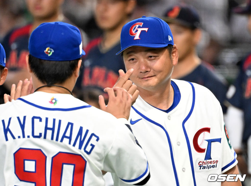 6일 일본 도쿄돔에서 월드베이스볼클래식(WBC) 조별리그 C조 일본과 대만의 경기가 열렸다.일본은 야마모토 요시노부, 대만은 쩡하오쥔을 선발로 내세웠다.경기에 앞서 대만 쩡 하오쥐 감독이 선수들과 하이파이브를 나누고 있다. 2026.03.06 /spjj@osen.co.kr