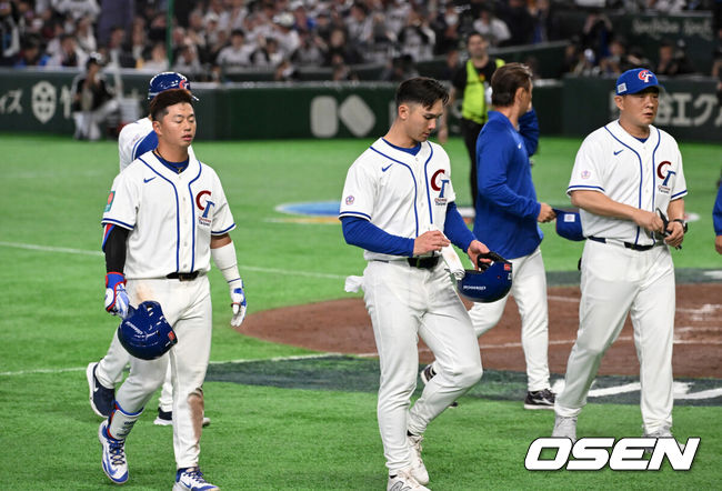 [OSEN=도쿄(일본), 손용호 기자] 월드베이스볼클래식(WBC) 2연패를 향한 일본의 첫 여정이 파괴적이었다. 대만을 5회 콜드게임으로 몰아붙이면서 완벽한 승리를 거뒀다.일본은 6일 일본 도쿄돔에서 열린 ‘2026 월드베이스볼클래식(WBC)’ 1라운드 C조 대만과의 첫 경기에서 13-0, 7회 콜드게임 승리를 거두며 완벽한 출발을 알렸다. 일본은 대회 첫 승을 거뒀고 대만은 2패로 탈락 위기에 몰렸다.경기 종료 후 대만 선수들이 패배에 아쉬워하고 있다. 2026.03.06&nbsp;/spjj@osen.co.kr