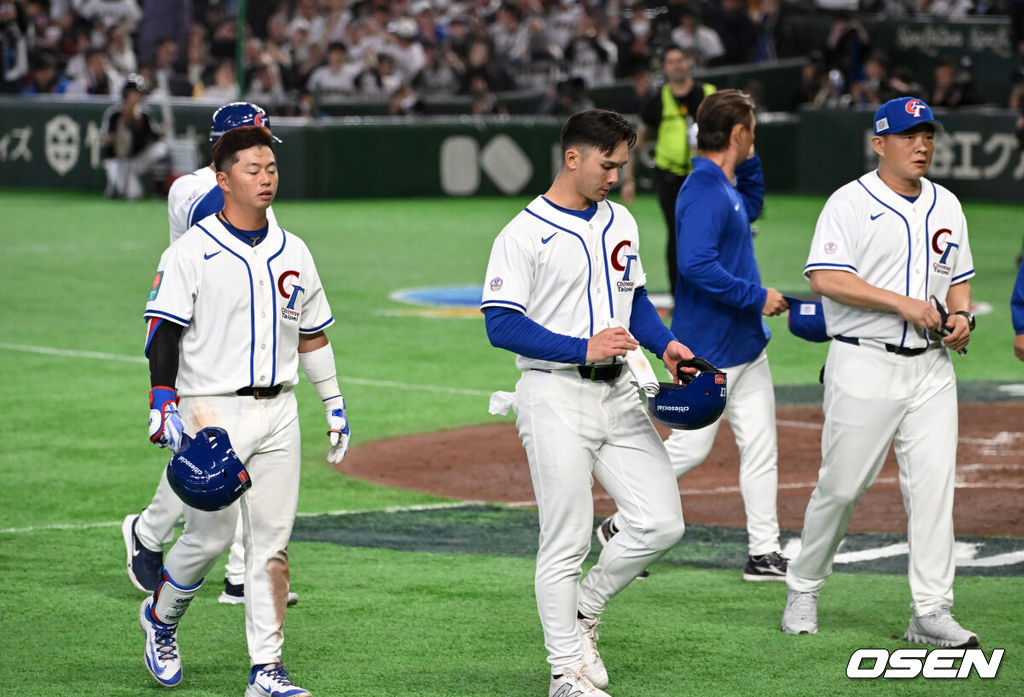 월드베이스볼클래식(WBC) 2연패를 향한 일본의 첫 여정이 파괴적이었다. 대만을 5회 콜드게임으로 몰아붙이면서 완벽한 승리를 거뒀다.일본은 6일 일본 도쿄돔에서 열린 ‘2026 월드베이스볼클래식(WBC)’ 1라운드 C조 대만과의 첫 경기에서 13-0, 7회 콜드게임 승리를 거두며 완벽한 출발을 알렸다. 일본은 대회 첫 승을 거뒀고 대만은 2패로 탈락 위기에 몰렸다.경기 종료 후 대만 선수들이 패배에 아쉬워하고 있다. 2026.03.06 /spjj@osen.co.kr