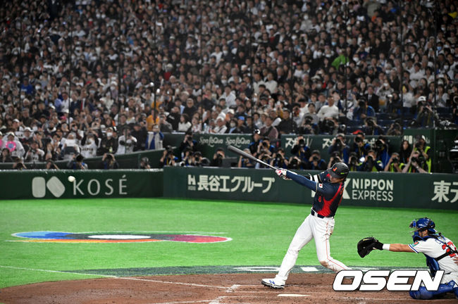 [OSEN=도쿄(일본), 손용호 기자] 6일 일본 도쿄돔에서 월드베이스볼클래식(WBC) 조별리그 C조 일본과 대만의 경기가&nbsp;열렸다.일본은 야마모토 요시노부, 대만은 쩡하오쥔을 선발로 내세웠다.4회초 무사에서 일본 오타니 쇼헤이가 타격을 하고 있다. 2026.03.06&nbsp;/spjj@osen.co.kr