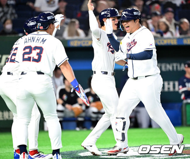[OSEN=도쿄(일본), 손용호 기자] 5일 일본 도쿄돔에서 월드베이스볼클래식(WBC) 조별리그 C조 한국과 체코의 경기가&nbsp;열렸다.한국은 소형준, 체코는 다니엘 파디샥을 선발투수로 내세웠다.2006년 4강, 2009년 준우승을 차지한 경험이 있는 한국은 이후 3개 대회(2013년, 2017년, 2023년)에서 모두 8강 토너먼트 진출에 실패했다. 이번 대회에서는 17년 만에 본선 토너먼트 진출을 노린다.1회말 1사 만루에서 한국 문보경이 우중월 만루 홈런을 치고 홈에서 동료들과 환호하고 있다. 2026.03.05&nbsp;/spjj@osen.co.kr