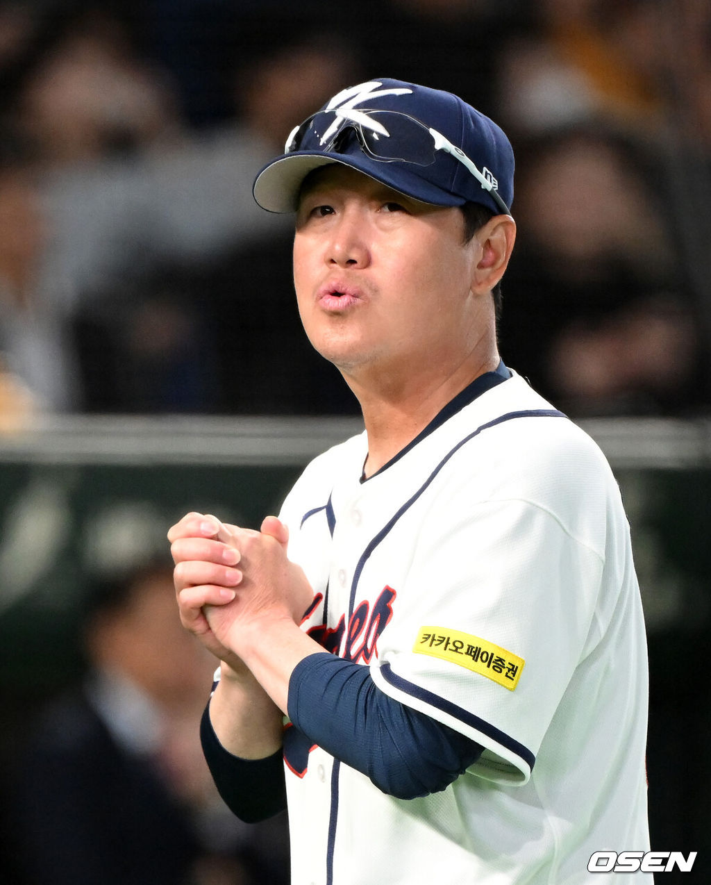 5일 일본 도쿄돔에서 월드베이스볼클래식(WBC) 조별리그 C조 한국과 체코의 경기가 열렸다.한국은 소형준, 체코는 다니엘 파디샥을 선발투수로 내세웠다.2006년 4강, 2009년 준우승을 차지한 경험이 있는 한국은 이후 3개 대회(2013년, 2017년, 2023년)에서 모두 8강 토너먼트 진출에 실패했다. 이번 대회에서는 17년 만에 본선 토너먼트 진출을 노린다.경기에 앞서 한국 류지현 감독이 식전 행사를 마치고 더그아웃으로 가고 있다. 2026.03.05 /spjj@osen.co.kr