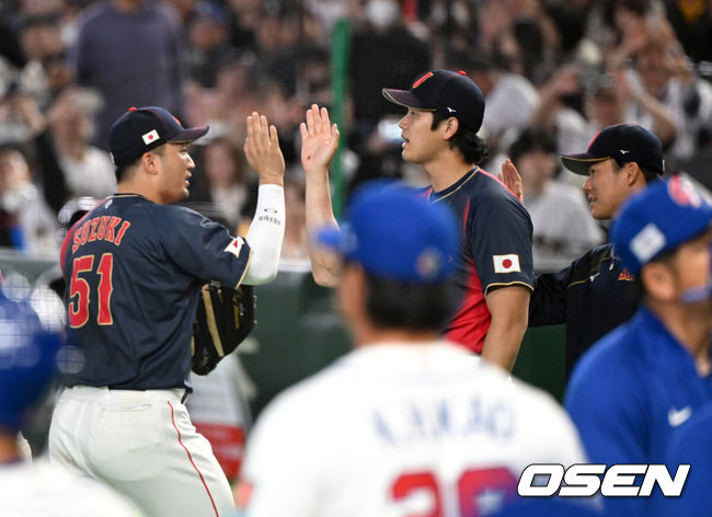 [OSEN=도쿄(일본), 손용호 기자] 월드베이스볼클래식(WBC) 2연패를 향한 일본의 첫 여정이 파괴적이었다. 대만을 5회 콜드게임으로 몰아붙이면서 완벽한 승리를 거뒀다.일본은 6일 일본 도쿄돔에서 열린 ‘2026 월드베이스볼클래식(WBC)’ 1라운드 C조 대만과의 첫 경기에서 13-0, 7회 콜드게임 승리를 거두며 완벽한 출발을 알렸다. 일본은 대회 첫 승을 거뒀고 대만은 2패로 탈락 위기에 몰렸다.경기 종료 후 일본 오타니 쇼헤이, 야마모토 요시노부가 승리의 기쁨을 나누고 있다. 2026.03.06&nbsp;/spjj@osen.co.kr
