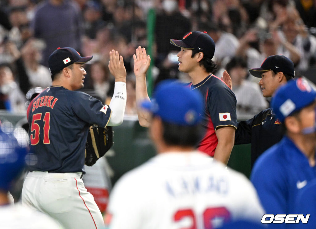 월드베이스볼클래식(WBC) 2연패를 향한 일본의 첫 여정이 파괴적이었다. 대만을 5회 콜드게임으로 몰아붙이면서 완벽한 승리를 거뒀다.일본은 6일 일본 도쿄돔에서 열린 ‘2026 월드베이스볼클래식(WBC)’ 1라운드 C조 대만과의 첫 경기에서 13-0, 7회 콜드게임 승리를 거두며 완벽한 출발을 알렸다. 일본은 대회 첫 승을 거뒀고 대만은 2패로 탈락 위기에 몰렸다.경기 종료 후 일본 오타니 쇼헤이, 야마모토 요시노부가 승리의 기쁨을 나누고 있다. 2026.03.06 /spjj@osen.co.kr