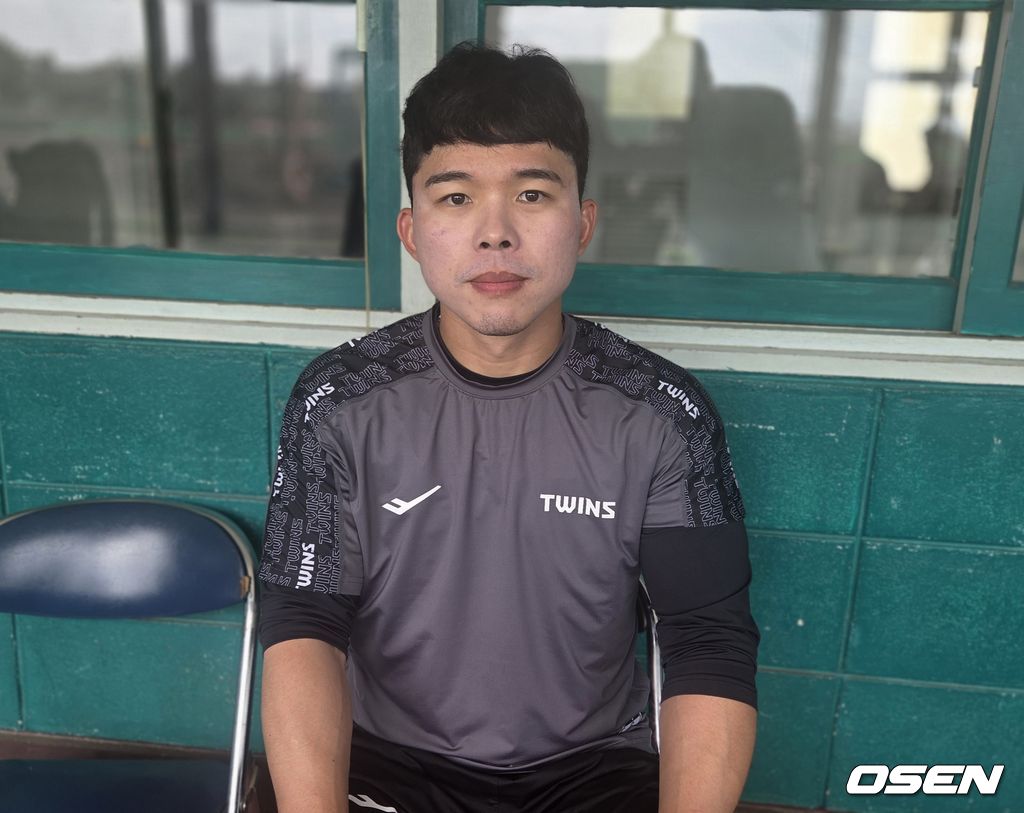 프로야구 LG 트윈스 문성주가 일본 오키나와현 이시가와 구장에서 인터뷰를 하고 있다. /orange@osen.co.kr