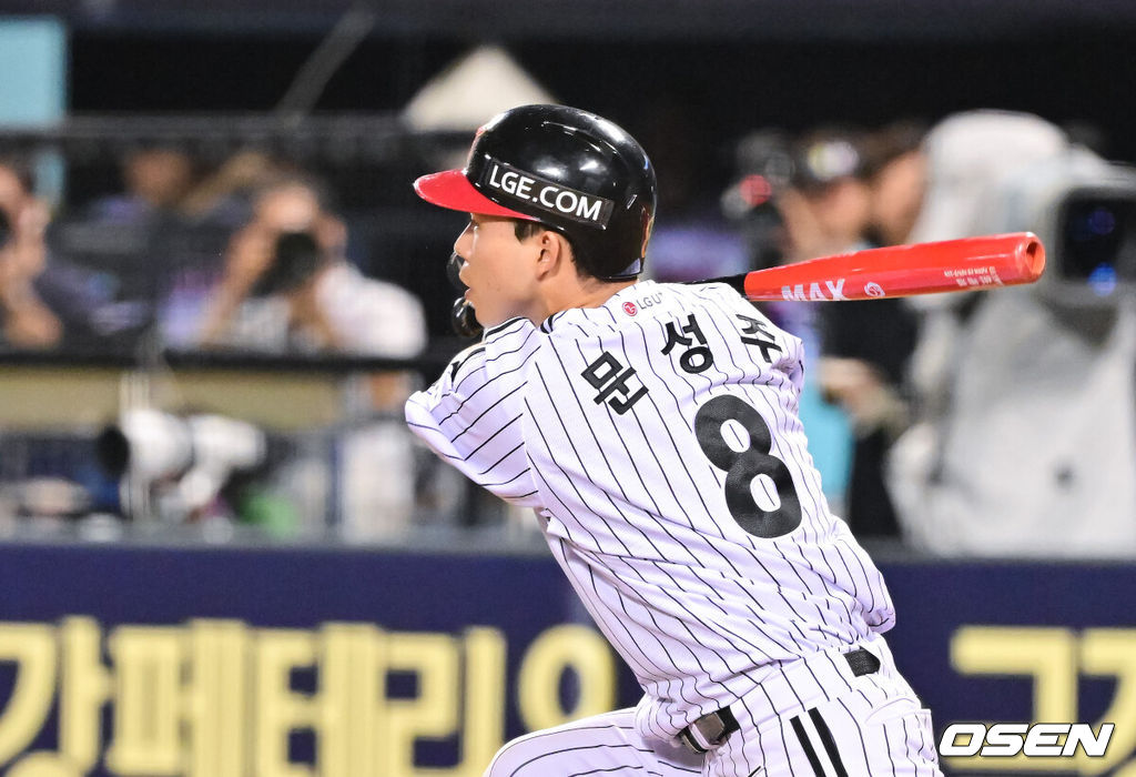 19일 오후 서울 잠실구장에서 ‘2025 신한 SOL BANK KBO리그’ LG 트윈스와 롯데 자이언츠의 경기가 진행됐다.이날 LG는 톨허스트를, 롯데는 벨라스케즈를 선발투수로 내세웠다. 5회말 1사 2,3루 LG 문성주가 2타점 적시타를 날리고 있다. 2025.08.19 / soul1014@osen.co.kr