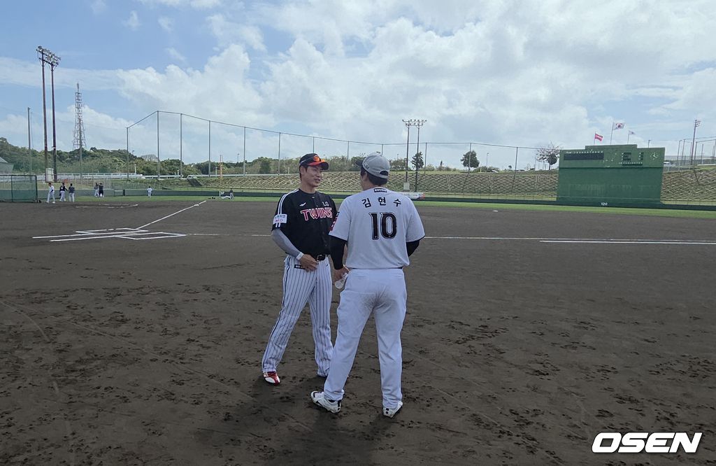 프로야구 LG 트윈스 홍창기와 KT 위즈 김현수가 일본 오키나와현 이시가와 구장에서 만나 이야기를 주고받고 있다. /orange@osen.co.kr