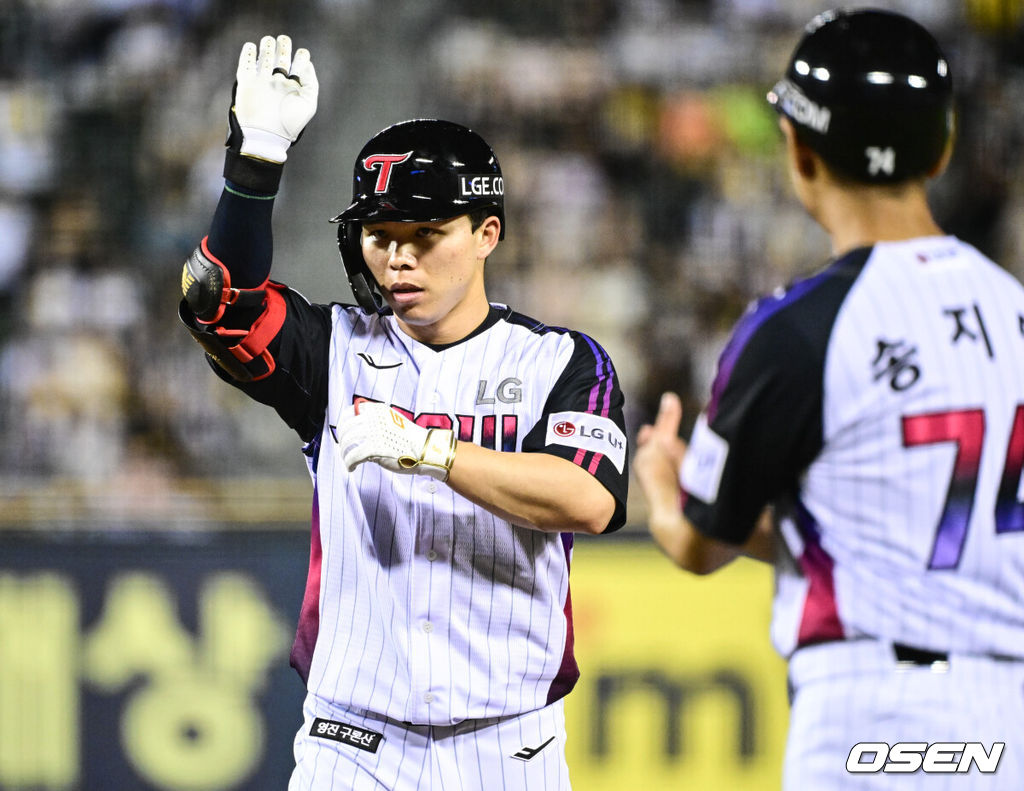 29일 오후 서울 잠실구장에서 ‘2025 신한 SOL Bank KBO리그’ LG 트윈스와 키움 히어로즈의 경기가 열렸다. 홈팀 LG는 임찬규, 방문팀 키움은 정현우를 선발로 내세웠다. 6회말 LG 선두타자 문성주가 안타 세리머니를 하고 있다. 2025.08.29 /cej@osen.co.kr