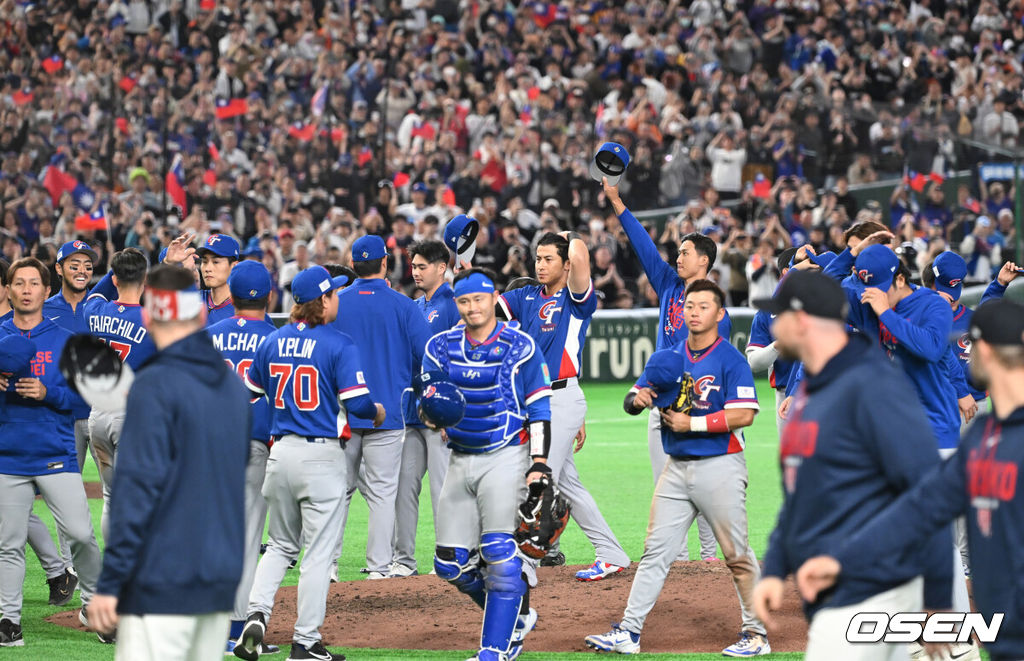 7일 일본 도쿄돔에서  WBC 아시아라운드 체코와 대만의 경기가 열렸다.대만은 14-0으로 체코에 콜드게임 승을 거두며 전 날 일본에 콜드게임 패를 당한 분위기를 반전 시켰다.천제센 등 대만 선수들이 승리의 기쁨을 나누고 있다.2026.03.07 /spjj@osen.co.kr