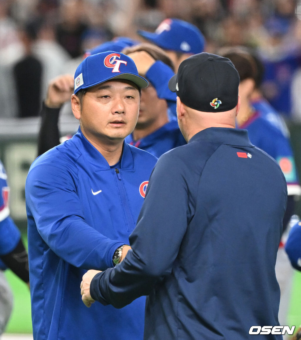 7일 일본 도쿄돔에서  WBC 아시아라운드 체코와 대만의 경기가 열렸다.대만은 14-0으로 체코에 콜드게임 승을 거두며 전 날 일본에 콜드게임 패를 당한 분위기를 반전 시켰다.정하오쥐 대만 감독이 체코 감독과 이야기를 나누고 있다.2026.03.07 /spjj@osen.co.kr
