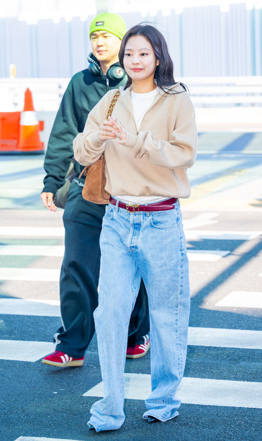 [OSEN=인천공항, 민경훈 기자] 블랙핑크(BLACKPINK) 제니가 7일 오전 인천국제공항을 통해 해외 일정 참석차 프랑스 파리로 출국했다.블랙핑크 제니는 26 F/W 파리패션위크 패션쇼에 참석한다.제니가 출국길에 오르고 있다. 2026.03.07 / rumi@osen.co.kr