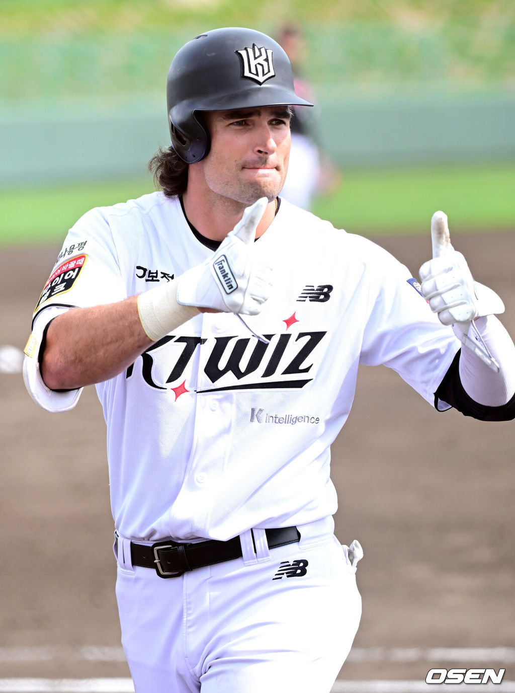 1일 일본 오키나와 구시가와 야구장에서 프로야구 KT 위즈와 LG 트윈스의 연습경기가 열렸다.이날 경기에서 KT는 오원석, LG는 요니 치리노스를 선발로 내세웠다.5회말 1사 2루 상황 KT 새 외국인타자 적시타를 날린 뒤 교체되며 동료들과 인사를 나누고 있다. 2026.03.01 / dreamer@osen.co.kr