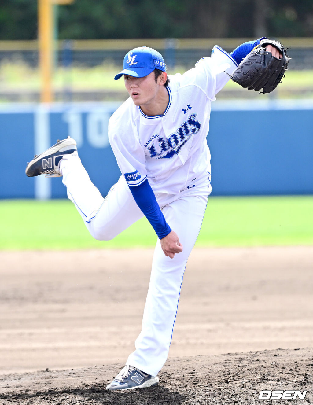 프로야구 삼성 라이온즈가 1일 일본 오키나와 온나손 아카마구장에서 스프링 캠프를 차리고 구슬땀을 흘렸다.삼성은 이번 2차 캠프에서 훈련 뿐 아니라 대표팀, 국내 팀들과 연습경기를 통해 전력을 가다듬을 예정이다.삼성 아시아쿼터 미야지 유라가 라이브 피칭을 펼치고 있다. 2026.03.01 / dreamer@osen.co.kr