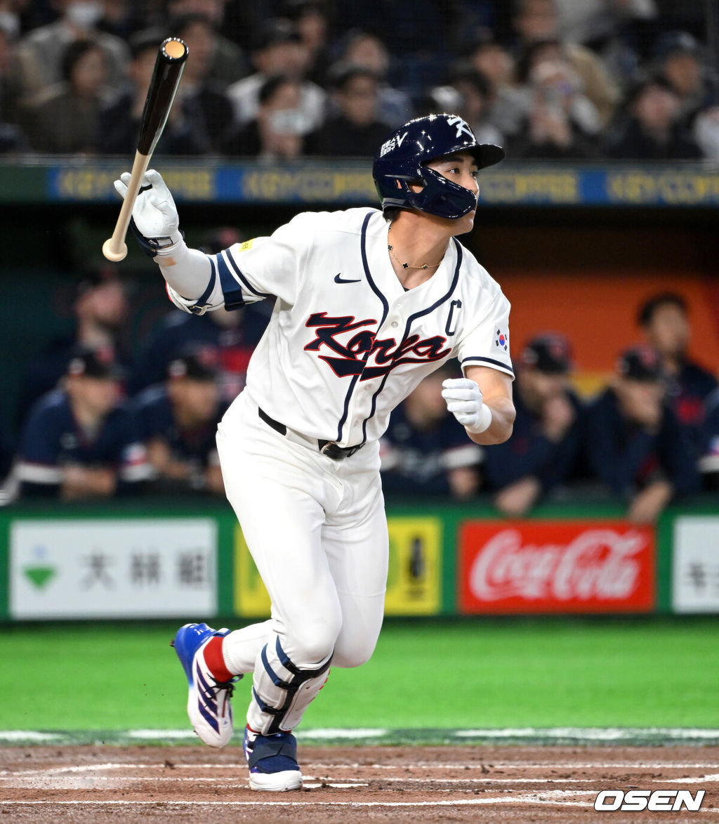 5일 일본 도쿄돔에서 월드베이스볼클래식(WBC) 조별리그 C조 한국과 체코의 경기가 열렸다.한국은 소형준, 체코는 다니엘 파디샥을 선발투수로 내세웠다.2006년 4강, 2009년 준우승을 차지한 경험이 있는 한국은 이후 3개 대회(2013년, 2017년, 2023년)에서 모두 8강 토너먼트 진출에 실패했다. 이번 대회에서는 17년 만에 본선 토너먼트 진출을 노린다.1회말 1사 1루에서 한국 이정후가 우전 안타를 치고 있다. 2026.03.05 /spjj@osen.co.kr