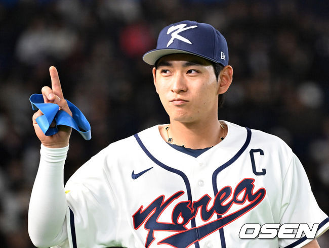 [OSEN=도쿄(일본), 손용호 기자] 5일 일본 도쿄돔에서 월드베이스볼클래식(WBC) 조별리그 C조 한국과 체코의 경기가&nbsp;열렸다.한국은 소형준, 체코는 다니엘 파디샥을 선발투수로 내세웠다.2006년 4강, 2009년 준우승을 차지한 경험이 있는 한국은 이후 3개 대회(2013년, 2017년, 2023년)에서 모두 8강 토너먼트 진출에 실패했다. 이번 대회에서는 17년 만에 본선 토너먼트 진출을 노린다.경기에 앞서 한국 이정후가 동료들과 사인을 주고받고 있다. 2026.03.05&nbsp;/spjj@osen.co.kr