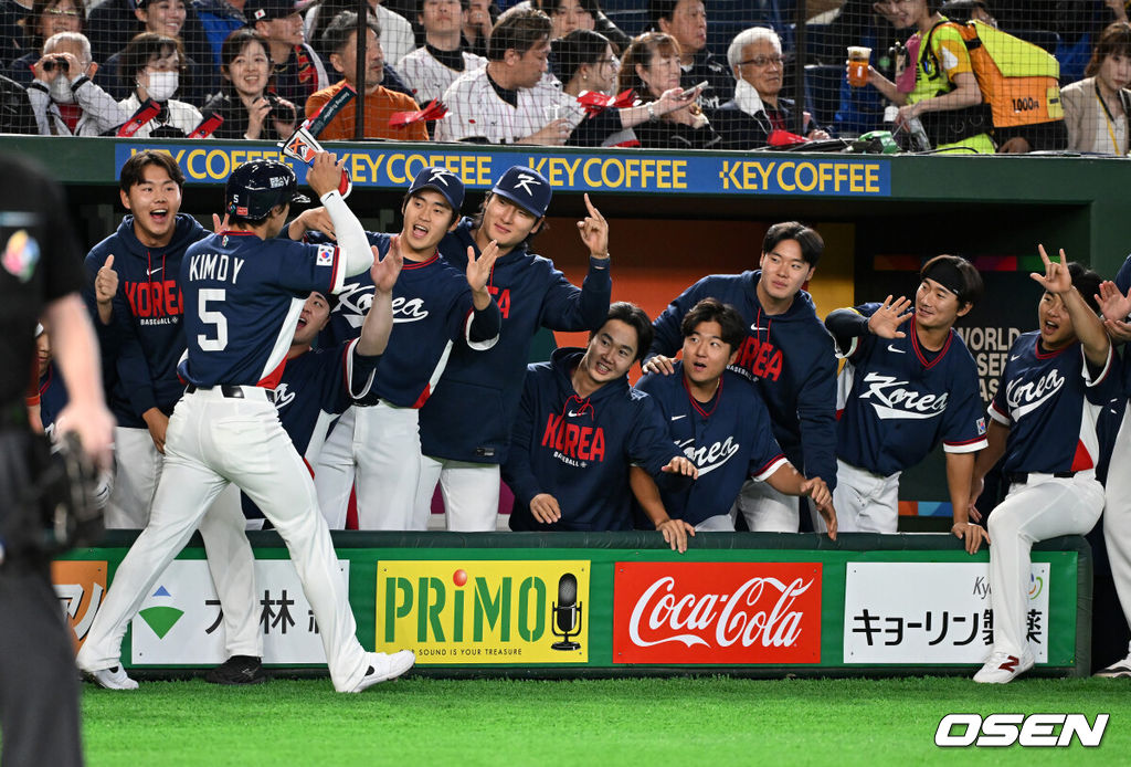 7일 일본 도쿄돔에서 2026 월드베이스볼클래식(WBC) 조별리그 C조 대한민국과 일본의 경기가 열렸다.한국은 잠수함 고영표, 일본은 좌완 기쿠치 유세이를 선발로 내세웠다. WBC에서 2006년 4강, 2009년 준우승을 차지한 한국은 이후 3개 대회(2013년, 2017년, 2023년)에서 연달아 1라운드를 통과하지 못하고 있다. 이번 대회에서는 8강 토너먼트 복귀를 목표로 대회에 임하고 있다. 지난 5일 체코와의 첫 경기에서는 11-4로 대승을 거두며 좋은 출발을 했다. 1회초 무사 1,3루에서 한국 김도영이 이정후의 선제 1타점 좌전 적시타에 홈을 밟으며 더그아웃에서 동료선수들과 하이파이브를 하고 있다. 2026.03.07 /spjj@osen.co.kr