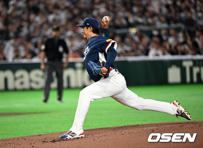 [OSEN=도쿄(일본), 손용호 기자] 7일 일본 도쿄돔에서 2026 월드베이스볼클래식(WBC) 조별리그 C조 대한민국과 일본의 경기가&nbsp;열렸다.한국은 잠수함 고영표, 일본은 좌완 기쿠치 유세이를 선발로 내세웠다. WBC에서 2006년 4강, 2009년 준우승을 차지한 한국은 이후 3개 대회(2013년, 2017년, 2023년)에서 연달아 1라운드를 통과하지 못하고 있다. 이번 대회에서는 8강 토너먼트 복귀를 목표로 대회에 임하고 있다. 지난 5일 체코와의 첫 경기에서는 11-4로 대승을 거두며 좋은 출발을 했다.&nbsp;1회말 한국 고영표가 역투하고 있다. 2026.03.07&nbsp;/spjj@osen.co.kr