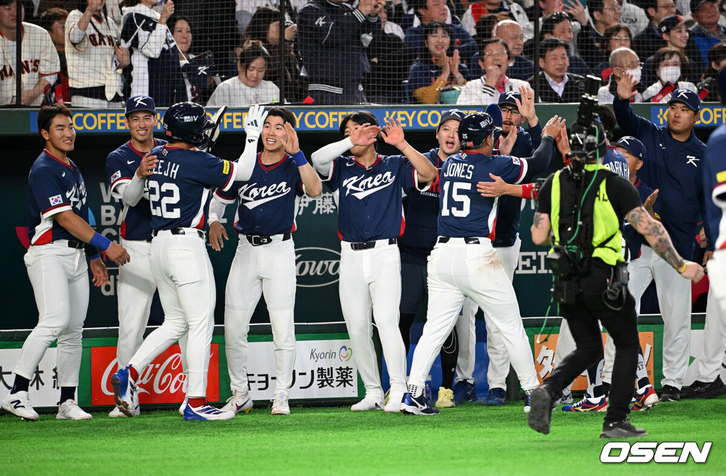 7일 일본 도쿄돔에서 2026 월드베이스볼클래식(WBC) 조별리그 C조 대한민국과 일본의 경기가 열렸다.한국은 잠수함 고영표, 일본은 좌완 기쿠치 유세이를 선발로 내세웠다. WBC에서 2006년 4강, 2009년 준우승을 차지한 한국은 이후 3개 대회(2013년, 2017년, 2023년)에서 연달아 1라운드를 통과하지 못하고 있다. 이번 대회에서는 8강 토너먼트 복귀를 목표로 대회에 임하고 있다. 지난 5일 체코와의 첫 경기에서는 11-4로 대승을 거두며 좋은 출발을 했다. 1회초 2사 1,2루에서 한국 이정후, 저마인 존스가 문보경의 2타점 적시 좌중간 2루타에 득점하며 동료선수들과 하이파이브를 하고 있다. 2026.03.07 /spjj@osen.co.kr
