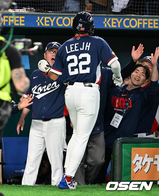 [OSEN=도쿄(일본), 손용호 기자] 7일 일본 도쿄돔에서 2026 월드베이스볼클래식(WBC) 조별리그 C조 대한민국과 일본의 경기가&nbsp;열렸다.한국은 잠수함 고영표, 일본은 좌완 기쿠치 유세이를 선발로 내세웠다. WBC에서 2006년 4강, 2009년 준우승을 차지한 한국은 이후 3개 대회(2013년, 2017년, 2023년)에서 연달아 1라운드를 통과하지 못하고 있다. 이번 대회에서는 8강 토너먼트 복귀를 목표로 대회에 임하고 있다. 지난 5일 체코와의 첫 경기에서는 11-4로 대승을 거두며 좋은 출발을 했다.&nbsp;1회초 2사 1,2루에서 한국 이정후가 문보경의 2타점 적시 좌중간 2루타에 득점하며 류지현 감독과 하이파이브를 하고 있다. 2026.03.07&nbsp;/spjj@osen.co.kr