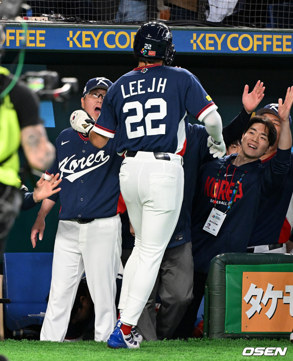 7일 일본 도쿄돔에서 2026 월드베이스볼클래식(WBC) 조별리그 C조 대한민국과 일본의 경기가 열렸다.한국은 잠수함 고영표, 일본은 좌완 기쿠치 유세이를 선발로 내세웠다. WBC에서 2006년 4강, 2009년 준우승을 차지한 한국은 이후 3개 대회(2013년, 2017년, 2023년)에서 연달아 1라운드를 통과하지 못하고 있다. 이번 대회에서는 8강 토너먼트 복귀를 목표로 대회에 임하고 있다. 지난 5일 체코와의 첫 경기에서는 11-4로 대승을 거두며 좋은 출발을 했다. 1회초 2사 1,2루에서 한국 이정후가 문보경의 2타점 적시 좌중간 2루타에 득점하며 류지현 감독과 하이파이브를 하고 있다. 2026.03.07 /spjj@osen.co.kr