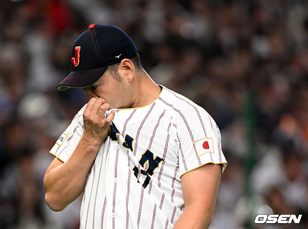 7일 일본 도쿄돔에서 2026 월드베이스볼클래식(WBC) 조별리그 C조 대한민국과 일본의 경기가 열렸다.한국은 잠수함 고영표, 일본은 좌완 기쿠치 유세이를 선발로 내세웠다. WBC에서 2006년 4강, 2009년 준우승을 차지한 한국은 이후 3개 대회(2013년, 2017년, 2023년)에서 연달아 1라운드를 통과하지 못하고 있다. 이번 대회에서는 8강 토너먼트 복귀를 목표로 대회에 임하고 있다. 지난 5일 체코와의 첫 경기에서는 11-4로 대승을 거두며 좋은 출발을 했다. 1회초 수비에서 3실점을 허용한 일본 기쿠치가 아쉬워하고 있다. 2026.03.07 /spjj@osen.co.kr