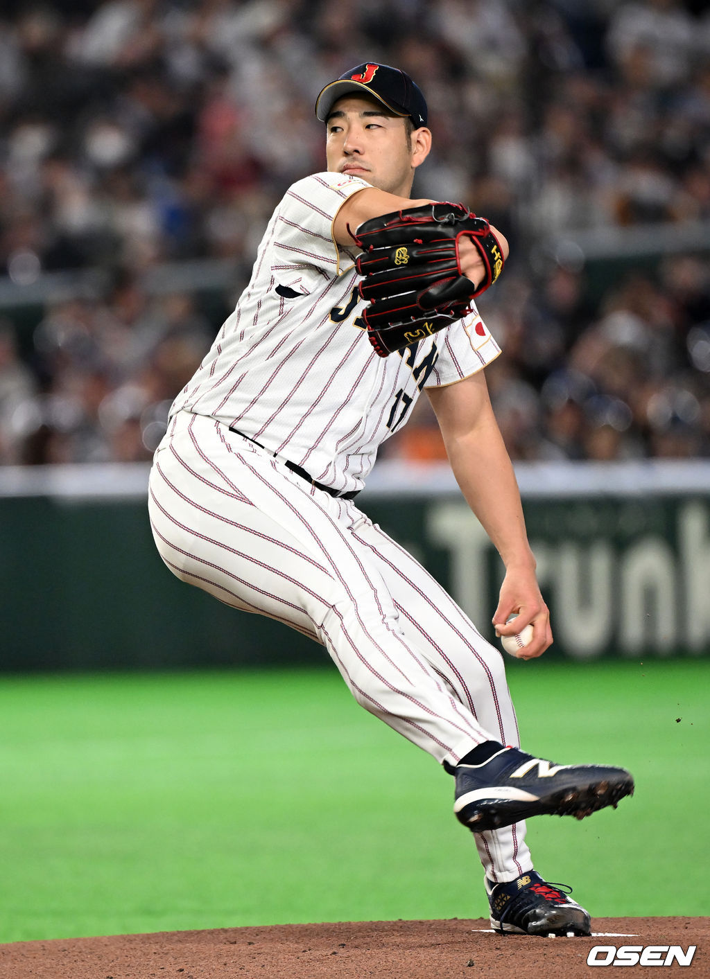 7일 일본 도쿄돔에서 2026 월드베이스볼클래식(WBC) 조별리그 C조 대한민국과 일본의 경기가 열렸다.한국은 잠수함 고영표, 일본은 좌완 기쿠치 유세이를 선발로 내세웠다. WBC에서 2006년 4강, 2009년 준우승을 차지한 한국은 이후 3개 대회(2013년, 2017년, 2023년)에서 연달아 1라운드를 통과하지 못하고 있다. 이번 대회에서는 8강 토너먼트 복귀를 목표로 대회에 임하고 있다. 지난 5일 체코와의 첫 경기에서는 11-4로 대승을 거두며 좋은 출발을 했다. 1회말 일본 기쿠치 유세이가 역투하고 있다. 2026.03.07 /spjj@osen.co.kr