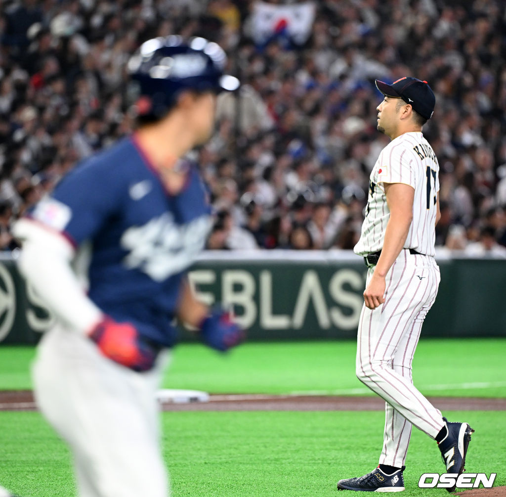 7일 일본 도쿄돔에서 2026 월드베이스볼클래식(WBC) 조별리그 C조 대한민국과 일본의 경기가 열렸다.한국은 잠수함 고영표, 일본은 좌완 기쿠치 유세이를 선발로 내세웠다. WBC에서 2006년 4강, 2009년 준우승을 차지한 한국은 이후 3개 대회(2013년, 2017년, 2023년)에서 연달아 1라운드를 통과하지 못하고 있다. 이번 대회에서는 8강 토너먼트 복귀를 목표로 대회에 임하고 있다. 지난 5일 체코와의 첫 경기에서는 11-4로 대승을 거두며 좋은 출발을 했다. 1회초 무사에서 일본 기쿠치가 한국 김도영에 좌전 안타를 허용하고 있다. 2026.03.07 /spjj@osen.co.kr