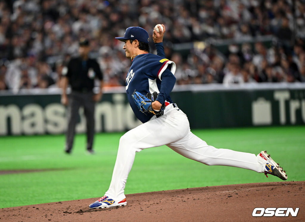 7일 일본 도쿄돔에서 2026 월드베이스볼클래식(WBC) 조별리그 C조 대한민국과 일본의 경기가 열렸다.한국은 잠수함 고영표, 일본은 좌완 기쿠치 유세이를 선발로 내세웠다. WBC에서 2006년 4강, 2009년 준우승을 차지한 한국은 이후 3개 대회(2013년, 2017년, 2023년)에서 연달아 1라운드를 통과하지 못하고 있다. 이번 대회에서는 8강 토너먼트 복귀를 목표로 대회에 임하고 있다. 지난 5일 체코와의 첫 경기에서는 11-4로 대승을 거두며 좋은 출발을 했다. 1회말 한국 고영표가 역투하고 있다. 2026.03.07 /spjj@osen.co.kr