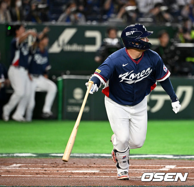 [OSEN=도쿄(일본), 손용호 기자] 7일 일본 도쿄돔에서 2026 월드베이스볼클래식(WBC) 조별리그 C조 대한민국과 일본의 경기가&nbsp;열렸다.한국은 잠수함 고영표, 일본은 좌완 기쿠치 유세이를 선발로 내세웠다. WBC에서 2006년 4강, 2009년 준우승을 차지한 한국은 이후 3개 대회(2013년, 2017년, 2023년)에서 연달아 1라운드를 통과하지 못하고 있다. 이번 대회에서는 8강 토너먼트 복귀를 목표로 대회에 임하고 있다. 지난 5일 체코와의 첫 경기에서는 11-4로 대승을 거두며 좋은 출발을 했다.&nbsp;1회초 2사 1,2루에서 한국 문보경이 2타점 적시 좌중간 2루타를 날리고 있다. 2026.03.07&nbsp;/spjj@osen.co.kr