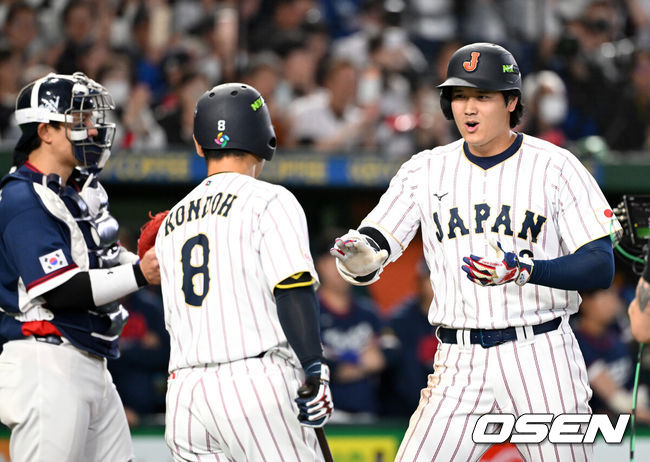 [OSEN=도쿄(일본), 손용호 기자] 7일 일본 도쿄돔에서 2026 월드베이스볼클래식(WBC) 조별리그 C조 대한민국과 일본의 경기가&nbsp;열렸다.한국은 잠수함 고영표, 일본은 좌완 기쿠치 유세이를 선발로 내세웠다. WBC에서 2006년 4강, 2009년 준우승을 차지한 한국은 이후 3개 대회(2013년, 2017년, 2023년)에서 연달아 1라운드를 통과하지 못하고 있다. 이번 대회에서는 8강 토너먼트 복귀를 목표로 대회에 임하고 있다. 지난 5일 체코와의 첫 경기에서는 11-4로 대승을 거두며 좋은 출발을 했다.&nbsp;3회말 1사에서 일본 오타니 쇼헤이가 동점 우중월 솔로포를 날리며 곤도와 하이파이브를 하고 있다. 2026.03.07&nbsp;/spjj@osen.co.kr