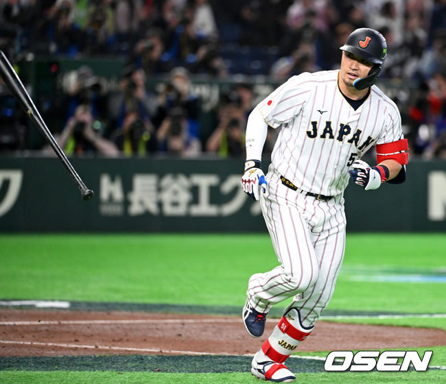 [OSEN=도쿄(일본), 손용호 기자] 7일 일본 도쿄돔에서 2026 월드베이스볼클래식(WBC) 조별리그 C조 대한민국과 일본의 경기가&nbsp;열렸다.한국은 잠수함 고영표, 일본은 좌완 기쿠치 유세이를 선발로 내세웠다. WBC에서 2006년 4강, 2009년 준우승을 차지한 한국은 이후 3개 대회(2013년, 2017년, 2023년)에서 연달아 1라운드를 통과하지 못하고 있다. 이번 대회에서는 8강 토너먼트 복귀를 목표로 대회에 임하고 있다. 지난 5일 체코와의 첫 경기에서는 11-4로 대승을 거두며 좋은 출발을 했다.&nbsp;3회말 2사에서 일본 스즈키 세이야가 역전 좌월 솔로포를 날리고 있다. 2026.03.07&nbsp;/spjj@osen.co.kr