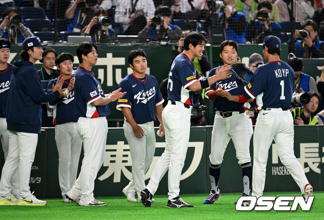 [OSEN=도쿄(일본), 손용호 기자] 7일 일본 도쿄돔에서 2026 월드베이스볼클래식(WBC) 조별리그 C조 대한민국과 일본의 경기가&nbsp;열렸다.한국은 잠수함 고영표, 일본은 좌완 기쿠치 유세이를 선발로 내세웠다. WBC에서 2006년 4강, 2009년 준우승을 차지한 한국은 이후 3개 대회(2013년, 2017년, 2023년)에서 연달아 1라운드를 통과하지 못하고 있다. 이번 대회에서는 8강 토너먼트 복귀를 목표로 대회에 임하고 있다. 지난 5일 체코와의 첫 경기에서는 11-4로 대승을 거두며 좋은 출발을 했다.&nbsp;3회말 2사에서 한국 고영표가 일본 스즈키 세이야에게 역전 좌월 솔로포를 허용하며 교체되고 있다. 2026.03.07&nbsp;/spjj@osen.co.kr