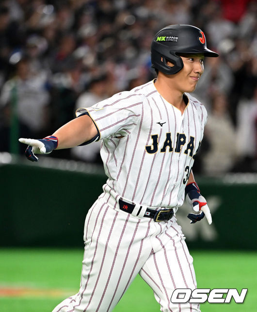 [OSEN=도쿄(일본), 손용호 기자] 7일 일본 도쿄돔에서 2026 월드베이스볼클래식(WBC) 조별리그 C조 대한민국과 일본의 경기가&nbsp;열렸다.한국은 잠수함 고영표, 일본은 좌완 기쿠치 유세이를 선발로 내세웠다. WBC에서 2006년 4강, 2009년 준우승을 차지한 한국은 이후 3개 대회(2013년, 2017년, 2023년)에서 연달아 1라운드를 통과하지 못하고 있다. 이번 대회에서는 8강 토너먼트 복귀를 목표로 대회에 임하고 있다. 지난 5일 체코와의 첫 경기에서는 11-4로 대승을 거두며 좋은 출발을 했다.&nbsp;3회말 2사에서 일본 요시다가 우월 솔로포를 날리고 있다. 2026.03.07&nbsp;/spjj@osen.co.kr