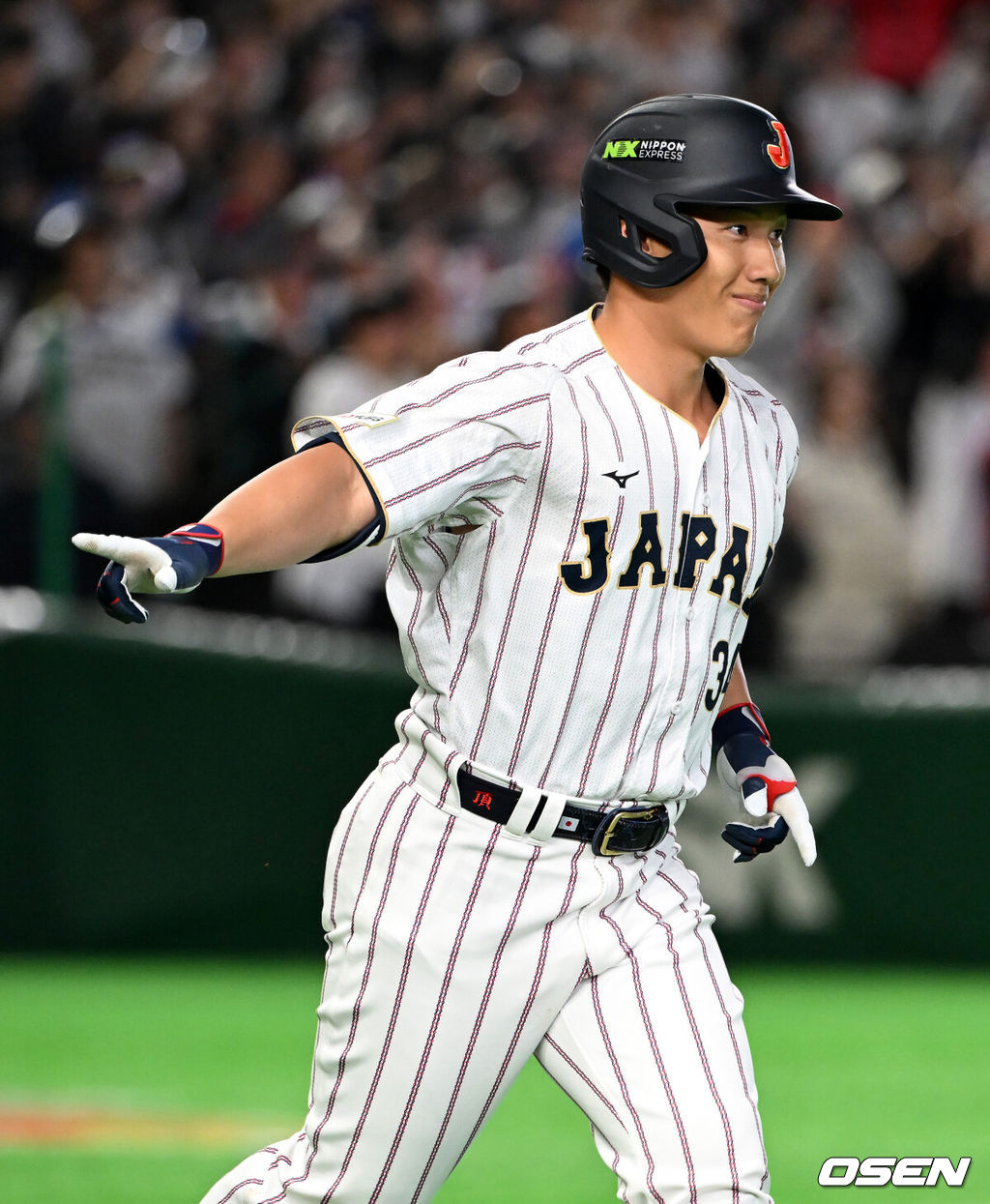 7일 일본 도쿄돔에서 2026 월드베이스볼클래식(WBC) 조별리그 C조 대한민국과 일본의 경기가 열렸다.한국은 잠수함 고영표, 일본은 좌완 기쿠치 유세이를 선발로 내세웠다. WBC에서 2006년 4강, 2009년 준우승을 차지한 한국은 이후 3개 대회(2013년, 2017년, 2023년)에서 연달아 1라운드를 통과하지 못하고 있다. 이번 대회에서는 8강 토너먼트 복귀를 목표로 대회에 임하고 있다. 지난 5일 체코와의 첫 경기에서는 11-4로 대승을 거두며 좋은 출발을 했다. 3회말 2사에서 일본 요시다가 우월 솔로포를 날리고 있다. 2026.03.07 /spjj@osen.co.kr