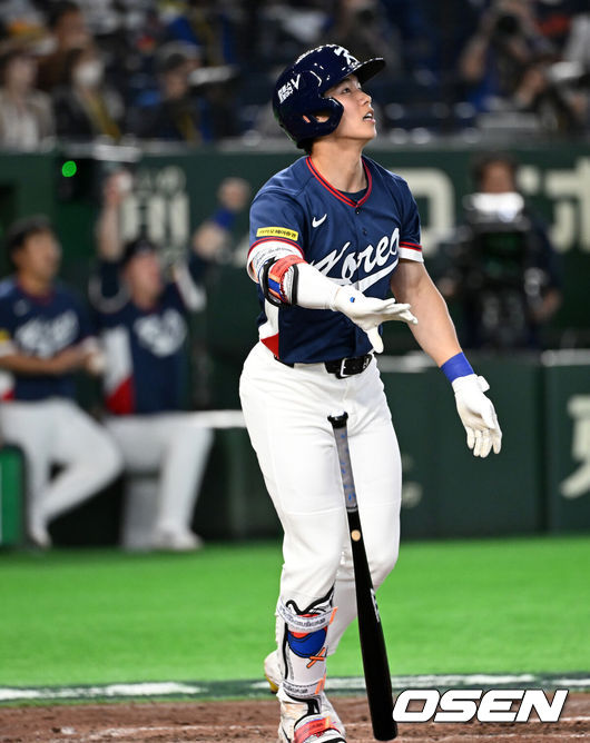 [OSEN=도쿄(일본), 손용호 기자] 7일 일본 도쿄돔에서 2026 월드베이스볼클래식(WBC) 조별리그 C조 대한민국과 일본의 경기가&nbsp;열렸다.한국은 잠수함 고영표, 일본은 좌완 기쿠치 유세이를 선발로 내세웠다. WBC에서 2006년 4강, 2009년 준우승을 차지한 한국은 이후 3개 대회(2013년, 2017년, 2023년)에서 연달아 1라운드를 통과하지 못하고 있다. 이번 대회에서는 8강 토너먼트 복귀를 목표로 대회에 임하고 있다. 지난 5일 체코와의 첫 경기에서는 11-4로 대승을 거두며 좋은 출발을 했다.&nbsp;4회초 1사 1루에서 한국 김혜성이 동점 우중월 투런포를 날리고 있다. 2026.03.07&nbsp;/spjj@osen.co.kr