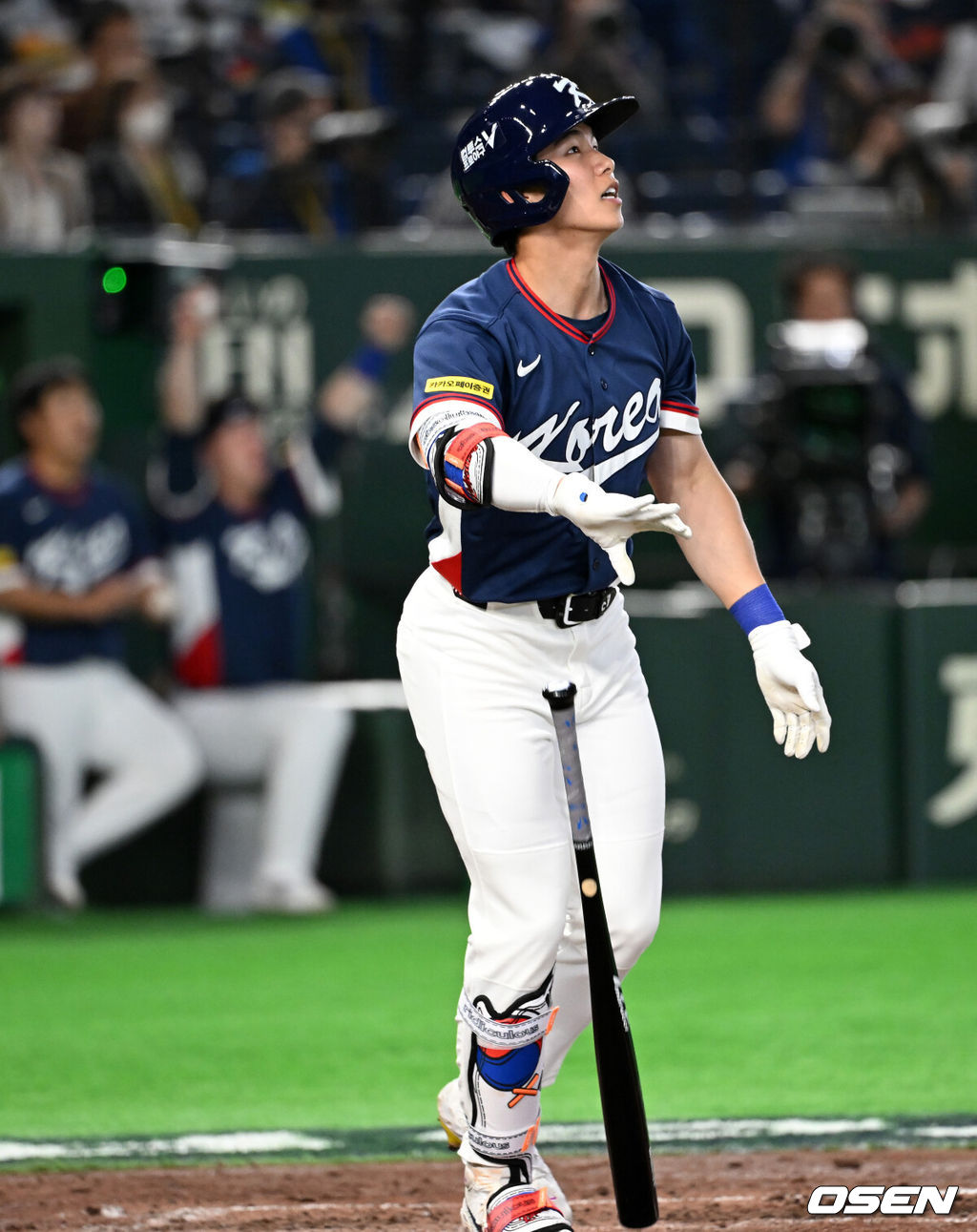 7일 일본 도쿄돔에서 2026 월드베이스볼클래식(WBC) 조별리그 C조 대한민국과 일본의 경기가 열렸다.한국은 잠수함 고영표, 일본은 좌완 기쿠치 유세이를 선발로 내세웠다. WBC에서 2006년 4강, 2009년 준우승을 차지한 한국은 이후 3개 대회(2013년, 2017년, 2023년)에서 연달아 1라운드를 통과하지 못하고 있다. 이번 대회에서는 8강 토너먼트 복귀를 목표로 대회에 임하고 있다. 지난 5일 체코와의 첫 경기에서는 11-4로 대승을 거두며 좋은 출발을 했다. 4회초 1사 1루에서 한국 김혜성이 동점 우중월 투런포를 날리고 있다. 2026.03.07 /spjj@osen.co.kr