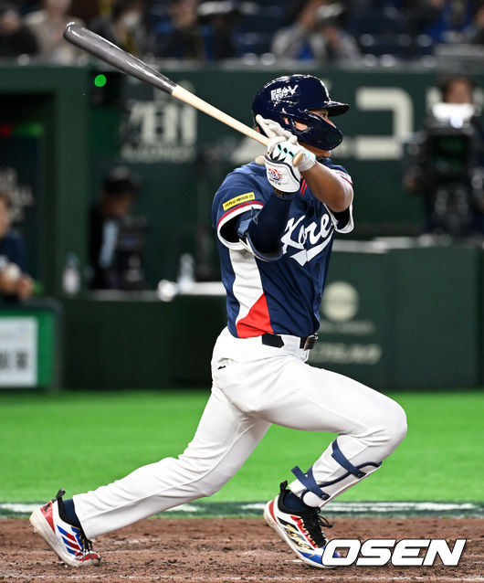 [OSEN=도쿄(일본), 손용호 기자] 7일 일본 도쿄돔에서 2026 월드베이스볼클래식(WBC) 조별리그 C조 대한민국과 일본의 경기가&nbsp;열렸다.한국은 잠수함 고영표, 일본은 좌완 기쿠치 유세이를 선발로 내세웠다. WBC에서 2006년 4강, 2009년 준우승을 차지한 한국은 이후 3개 대회(2013년, 2017년, 2023년)에서 연달아 1라운드를 통과하지 못하고 있다. 이번 대회에서는 8강 토너먼트 복귀를 목표로 대회에 임하고 있다. 지난 5일 체코와의 첫 경기에서는 11-4로 대승을 거두며 좋은 출발을 했다.&nbsp;8회초 2사 1,2루에서 한국 김주원이 1타점 중전 적시타를 날리고 있다. 2026.03.07&nbsp;/spjj@osen.co.kr