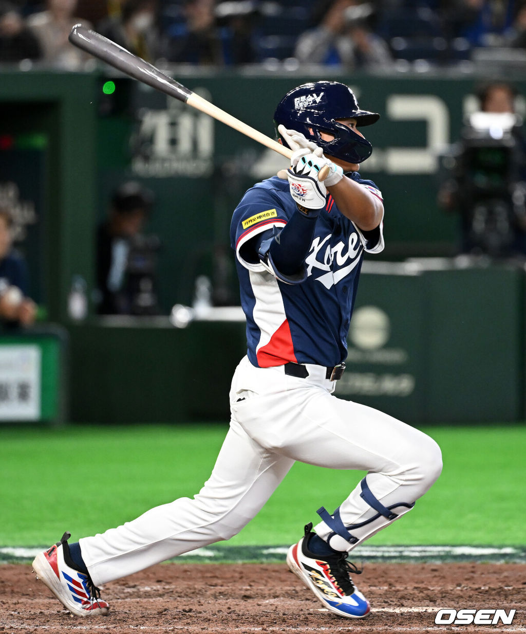 7일 일본 도쿄돔에서 2026 월드베이스볼클래식(WBC) 조별리그 C조 대한민국과 일본의 경기가 열렸다.한국은 잠수함 고영표, 일본은 좌완 기쿠치 유세이를 선발로 내세웠다. WBC에서 2006년 4강, 2009년 준우승을 차지한 한국은 이후 3개 대회(2013년, 2017년, 2023년)에서 연달아 1라운드를 통과하지 못하고 있다. 이번 대회에서는 8강 토너먼트 복귀를 목표로 대회에 임하고 있다. 지난 5일 체코와의 첫 경기에서는 11-4로 대승을 거두며 좋은 출발을 했다. 8회초 2사 1,2루에서 한국 김주원이 1타점 중전 적시타를 날리고 있다. 2026.03.07 /spjj@osen.co.kr