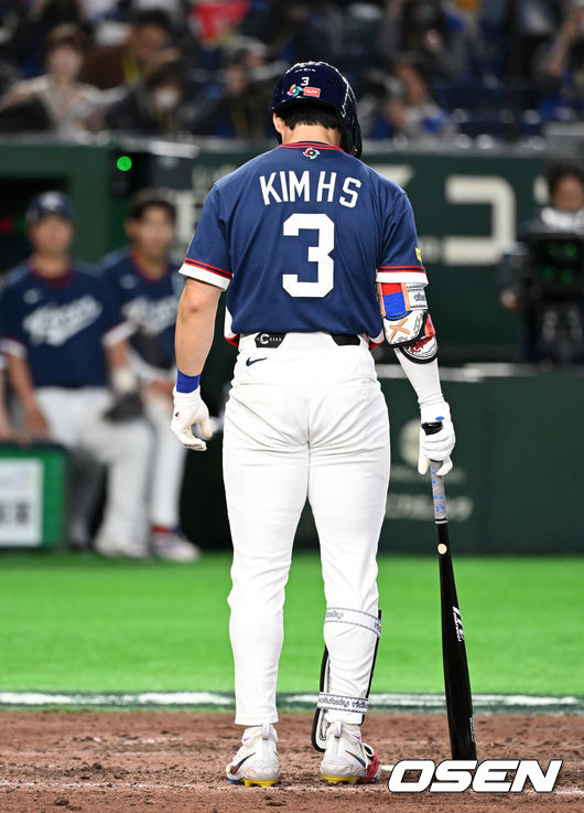 [OSEN=도쿄(일본), 손용호 기자] 7일 일본 도쿄돔에서 2026 월드베이스볼클래식(WBC) 조별리그 C조 대한민국과 일본의 경기가&nbsp;열렸다.한국은 잠수함 고영표, 일본은 좌완 기쿠치 유세이를 선발로 내세웠다. WBC에서 2006년 4강, 2009년 준우승을 차지한 한국은 이후 3개 대회(2013년, 2017년, 2023년)에서 연달아 1라운드를 통과하지 못하고 있다. 이번 대회에서는 8강 토너먼트 복귀를 목표로 대회에 임하고 있다. 지난 5일 체코와의 첫 경기에서는 11-4로 대승을 거두며 좋은 출발을 했다.&nbsp;8회초 2사 만루에서 한국 김혜성이 삼진을 당하고 있다. 2026.03.07&nbsp;/spjj@osen.co.kr