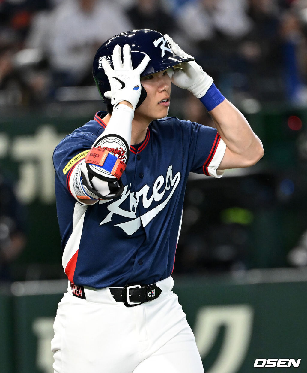 7일 일본 도쿄돔에서 2026 월드베이스볼클래식(WBC) 조별리그 C조 대한민국과 일본의 경기가 열렸다.한국은 잠수함 고영표, 일본은 좌완 기쿠치 유세이를 선발로 내세웠다. WBC에서 2006년 4강, 2009년 준우승을 차지한 한국은 이후 3개 대회(2013년, 2017년, 2023년)에서 연달아 1라운드를 통과하지 못하고 있다. 이번 대회에서는 8강 토너먼트 복귀를 목표로 대회에 임하고 있다. 지난 5일 체코와의 첫 경기에서는 11-4로 대승을 거두며 좋은 출발을 했다. 4회초 1사 1루에서 한국 김혜성이 동점 우중월 투런포를 날리고 있다. 2026.03.07 /spjj@osen.co.kr