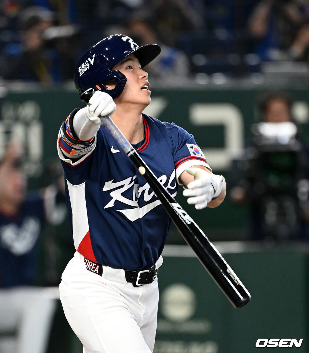 7일 일본 도쿄돔에서 2026 월드베이스볼클래식(WBC) 조별리그 C조 대한민국과 일본의 경기가 열렸다.한국은 잠수함 고영표, 일본은 좌완 기쿠치 유세이를 선발로 내세웠다. WBC에서 2006년 4강, 2009년 준우승을 차지한 한국은 이후 3개 대회(2013년, 2017년, 2023년)에서 연달아 1라운드를 통과하지 못하고 있다. 이번 대회에서는 8강 토너먼트 복귀를 목표로 대회에 임하고 있다. 지난 5일 체코와의 첫 경기에서는 11-4로 대승을 거두며 좋은 출발을 했다. 4회초 1사 1루에서 한국 김혜성이 동점 우중월 투런포를 날리고 있다. 2026.03.07 /spjj@osen.co.kr