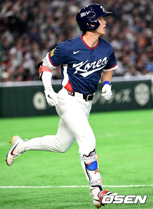 [OSEN=도쿄(일본), 손용호 기자] 7일 일본 도쿄돔에서 2026 월드베이스볼클래식(WBC) 조별리그 C조 대한민국과 일본의 경기가&nbsp;열렸다.한국은 잠수함 고영표, 일본은 좌완 기쿠치 유세이를 선발로 내세웠다. WBC에서 2006년 4강, 2009년 준우승을 차지한 한국은 이후 3개 대회(2013년, 2017년, 2023년)에서 연달아 1라운드를 통과하지 못하고 있다. 이번 대회에서는 8강 토너먼트 복귀를 목표로 대회에 임하고 있다. 지난 5일 체코와의 첫 경기에서는 11-4로 대승을 거두며 좋은 출발을 했다.&nbsp;4회초 1사 1루에서 한국 김혜성이 동점 우중월 투런포를 날리고 그라운드를 돌고 있다. 2026.03.07&nbsp;/spjj@osen.co.kr