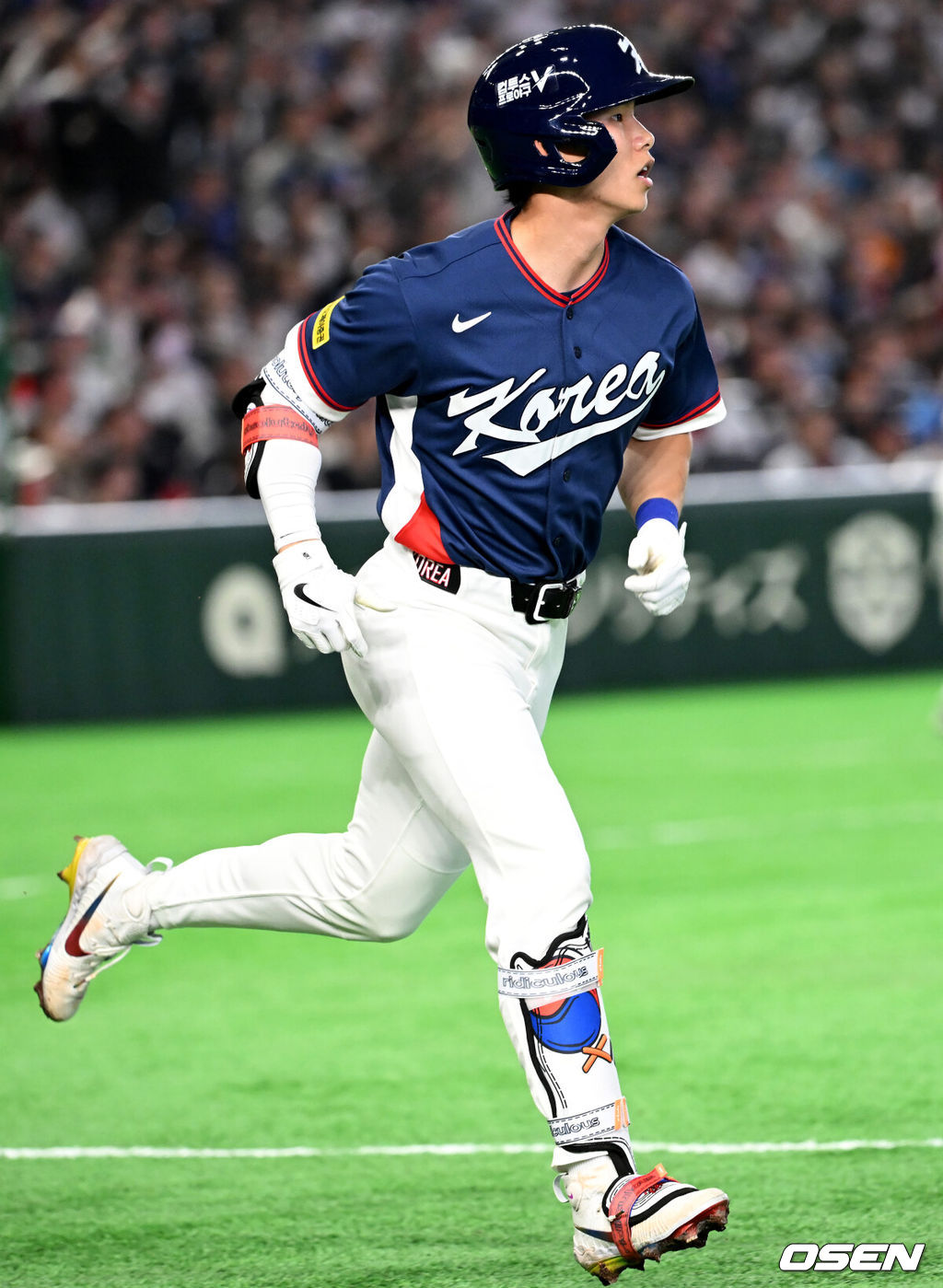 7일 일본 도쿄돔에서 2026 월드베이스볼클래식(WBC) 조별리그 C조 대한민국과 일본의 경기가 열렸다.한국은 잠수함 고영표, 일본은 좌완 기쿠치 유세이를 선발로 내세웠다. WBC에서 2006년 4강, 2009년 준우승을 차지한 한국은 이후 3개 대회(2013년, 2017년, 2023년)에서 연달아 1라운드를 통과하지 못하고 있다. 이번 대회에서는 8강 토너먼트 복귀를 목표로 대회에 임하고 있다. 지난 5일 체코와의 첫 경기에서는 11-4로 대승을 거두며 좋은 출발을 했다. 4회초 1사 1루에서 한국 김혜성이 동점 우중월 투런포를 날리고 그라운드를 돌고 있다. 2026.03.07 /spjj@osen.co.kr