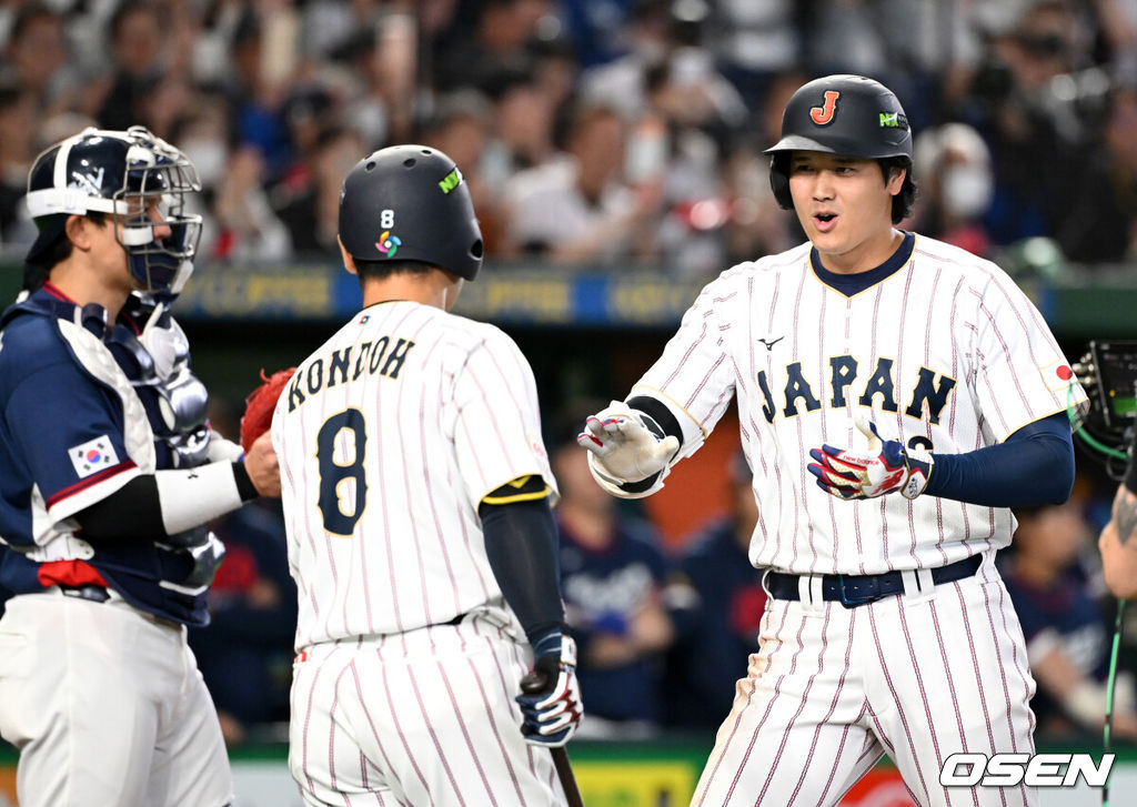 7일 일본 도쿄돔에서 2026 월드베이스볼클래식(WBC) 조별리그 C조 대한민국과 일본의 경기가 열렸다.한국은 잠수함 고영표, 일본은 좌완 기쿠치 유세이를 선발로 내세웠다. WBC에서 2006년 4강, 2009년 준우승을 차지한 한국은 이후 3개 대회(2013년, 2017년, 2023년)에서 연달아 1라운드를 통과하지 못하고 있다. 이번 대회에서는 8강 토너먼트 복귀를 목표로 대회에 임하고 있다. 지난 5일 체코와의 첫 경기에서는 11-4로 대승을 거두며 좋은 출발을 했다. 3회말 1사에서 일본 오타니 쇼헤이가 동점 우중월 솔로포를 날리며 곤도와 하이파이브를 하고 있다. 2026.03.07 /spjj@osen.co.kr